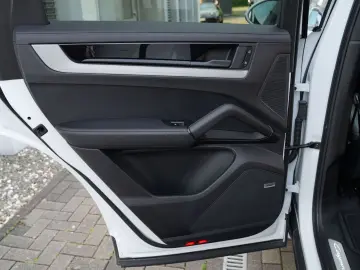 E-Hybrid Coupé SPORTDESIGN-ACC-LUFTF-PANO-BOSE