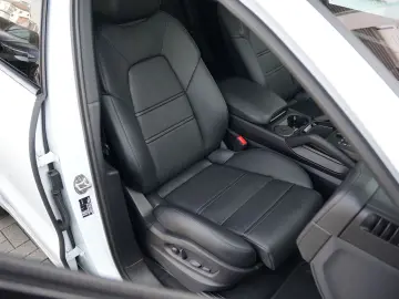 E-Hybrid Coupé SPORTDESIGN-ACC-LUFTF-PANO-BOSE