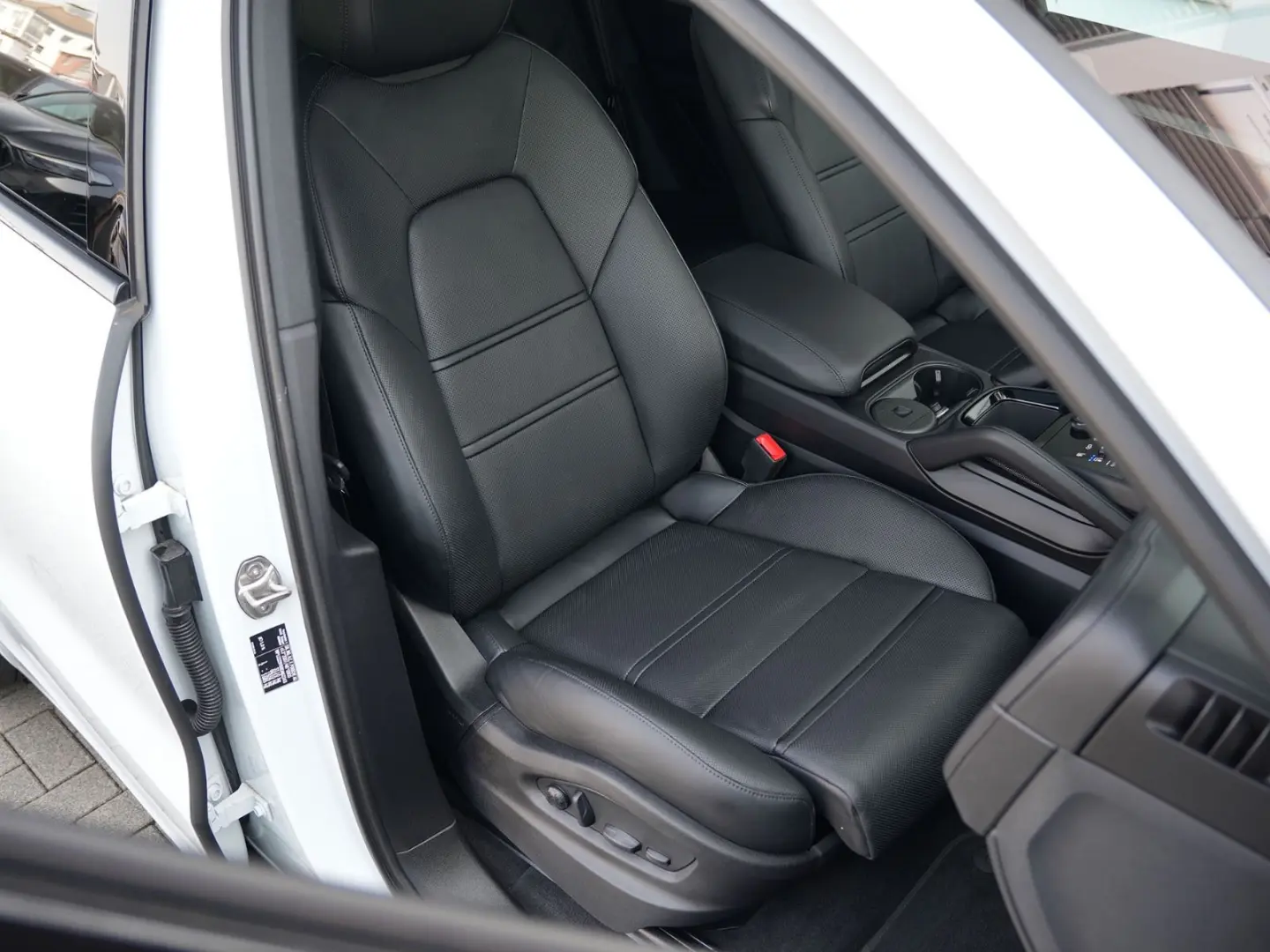 E-Hybrid Coupé SPORTDESIGN-ACC-LUFTF-PANO-BOSE