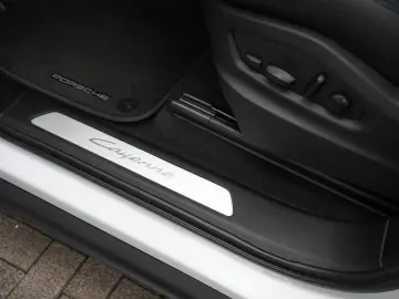 E-Hybrid Coupé SPORTDESIGN-ACC-LUFTF-PANO-BOSE