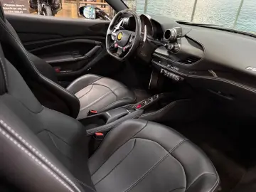 F8 Tributo Coupé/CARBON/WARRANTY/MWST. AUSWEISB.