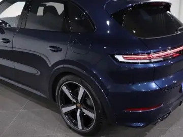 Cayenne E-Hybrid 470HP PANO 22