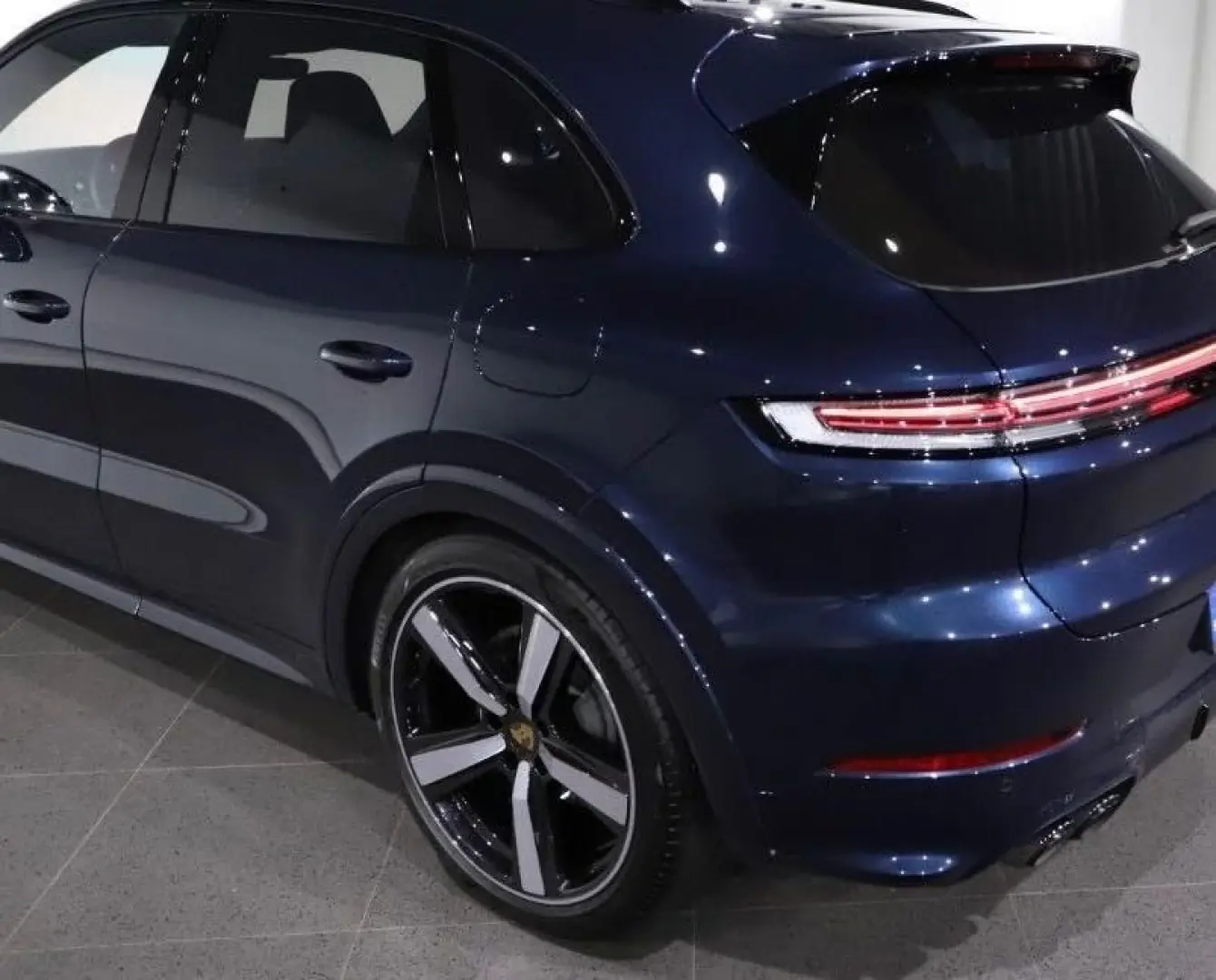 Cayenne E-Hybrid 470HP PANO 22