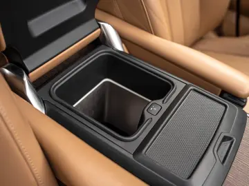 P530 V8 Autobiography (SV Ultra Metallic Paint)