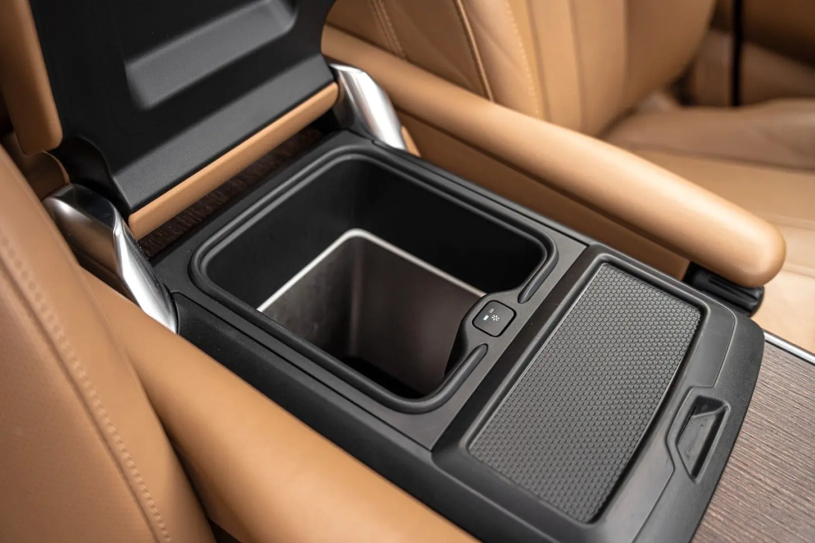 P530 V8 Autobiography (SV Ultra Metallic Paint)