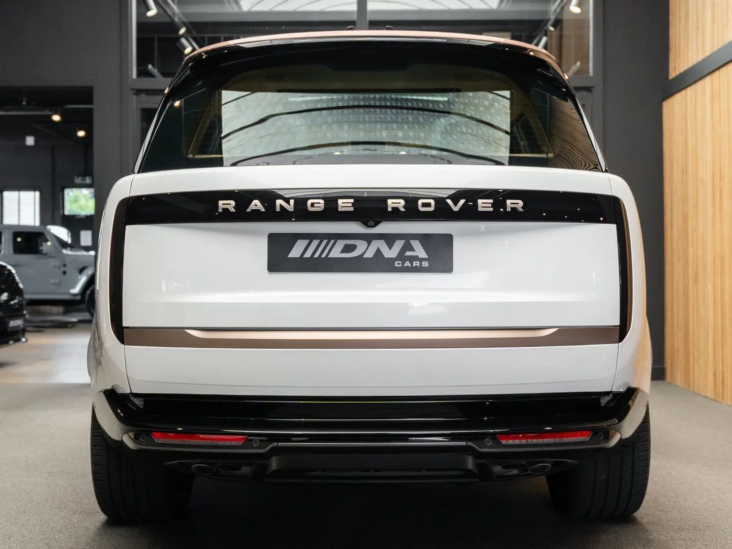 Range Rover P615 LWB SV Captain Seats Entertainm