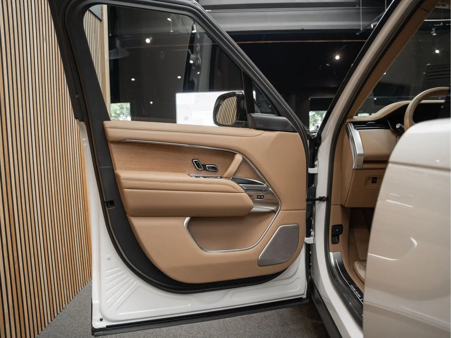 Range Rover P615 LWB SV Captain Seats Entertainm