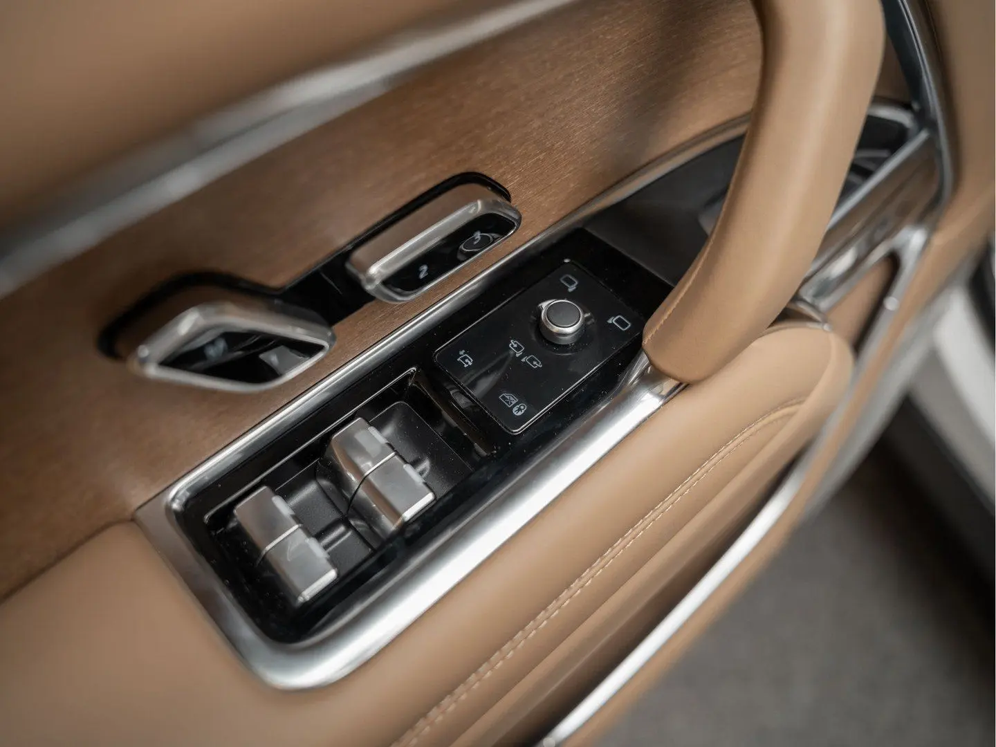 Range Rover P615 LWB SV Captain Seats Entertainm