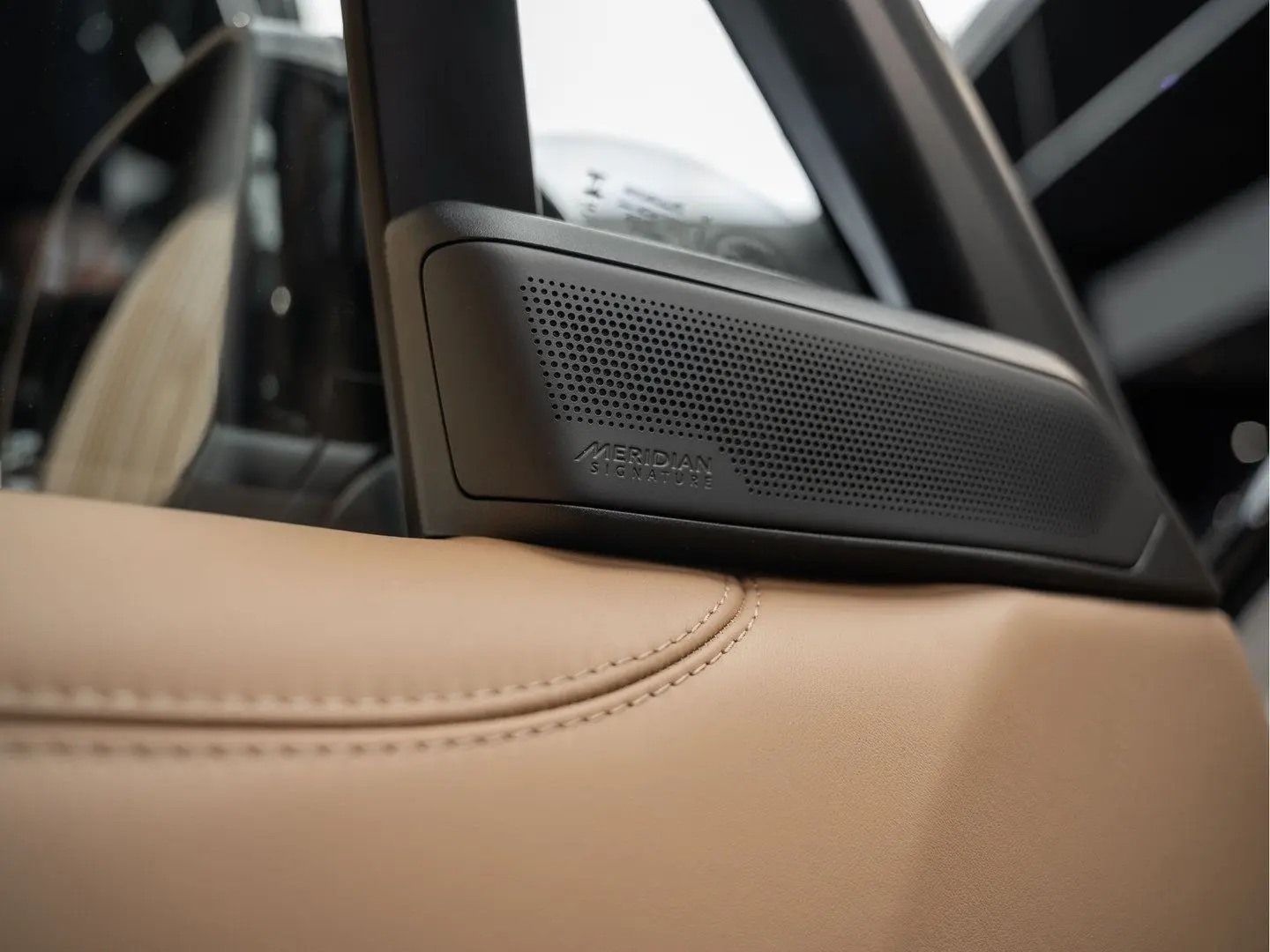 Range Rover P615 LWB SV Captain Seats Entertainm