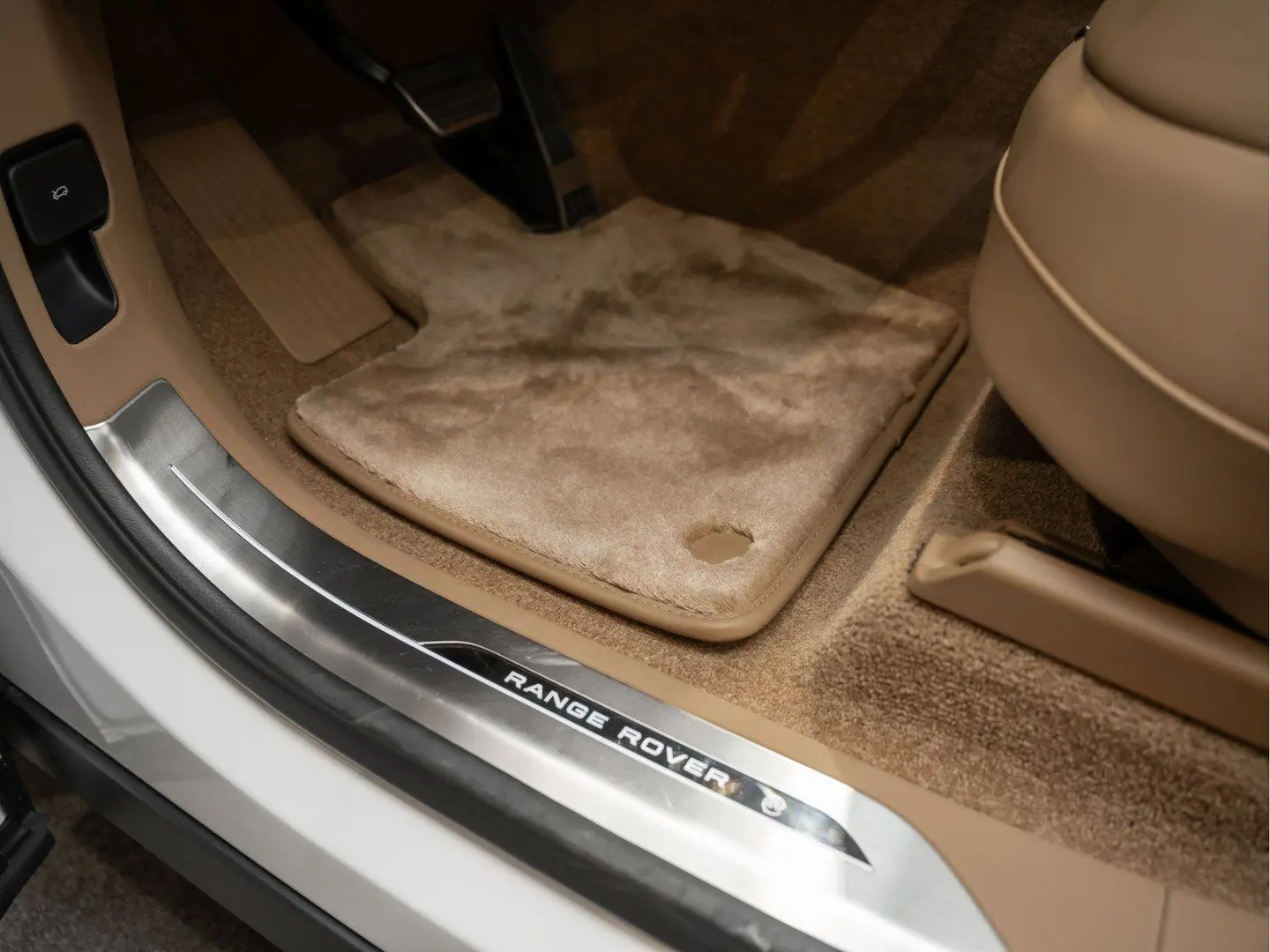 Range Rover P615 LWB SV Captain Seats Entertainm