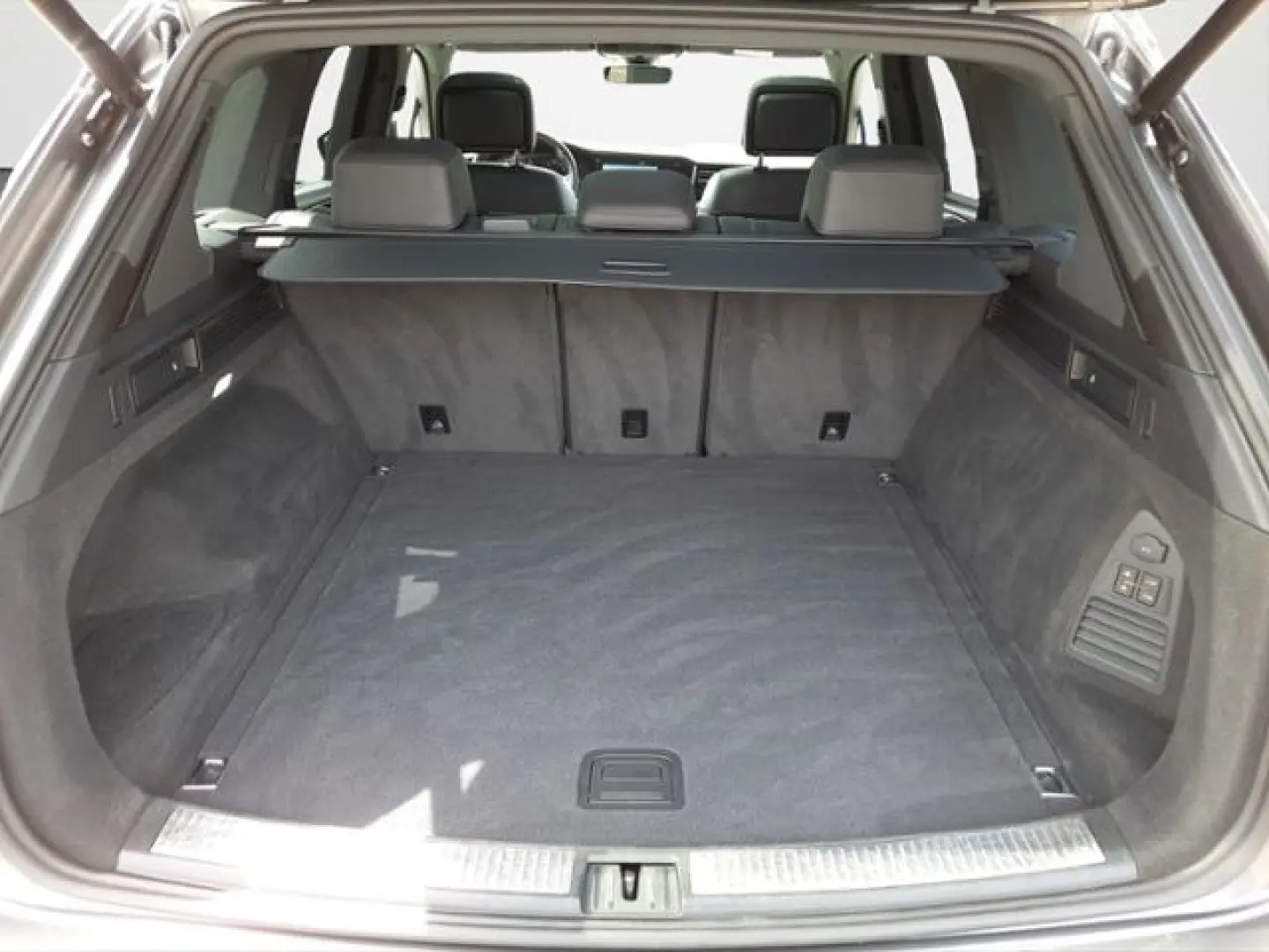 VOLKSWAGEN Touareg 3.0TDI R-Line Matrix/HUD/Pano/LEASING