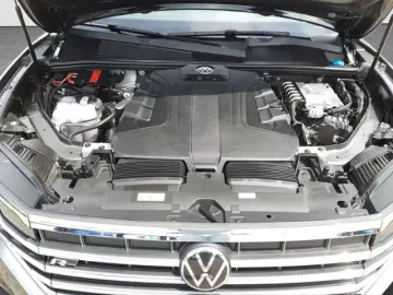 VOLKSWAGEN Touareg 3.0TDI R-Line Matrix/HUD/Pano/LEASING
