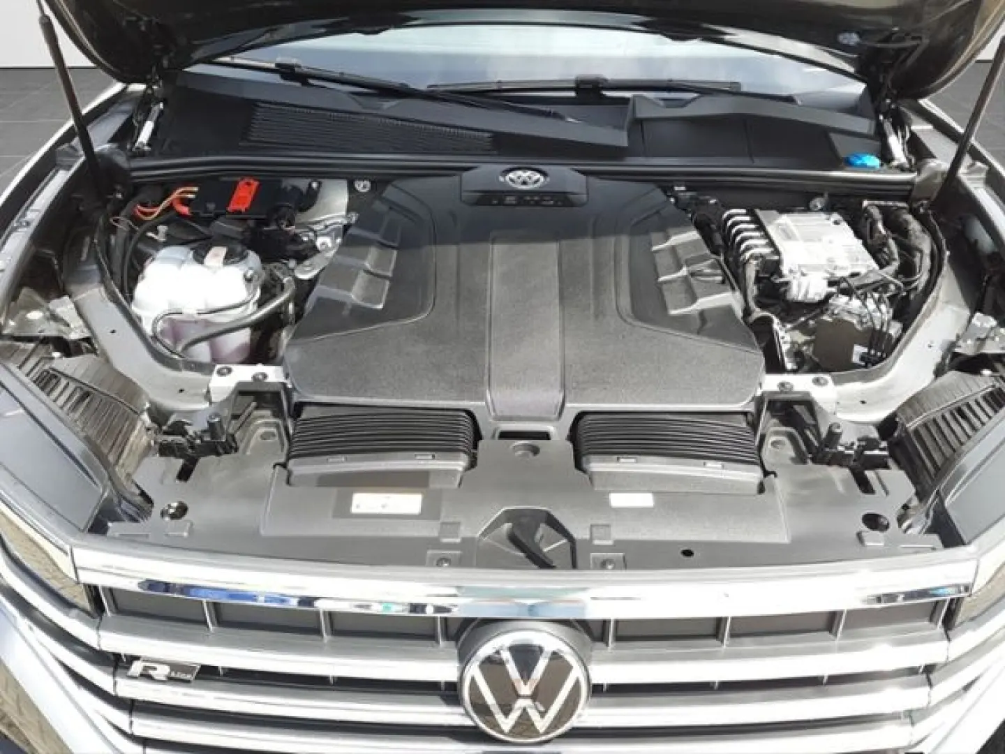 VOLKSWAGEN Touareg 3.0TDI R-Line Matrix/HUD/Pano/LEASING