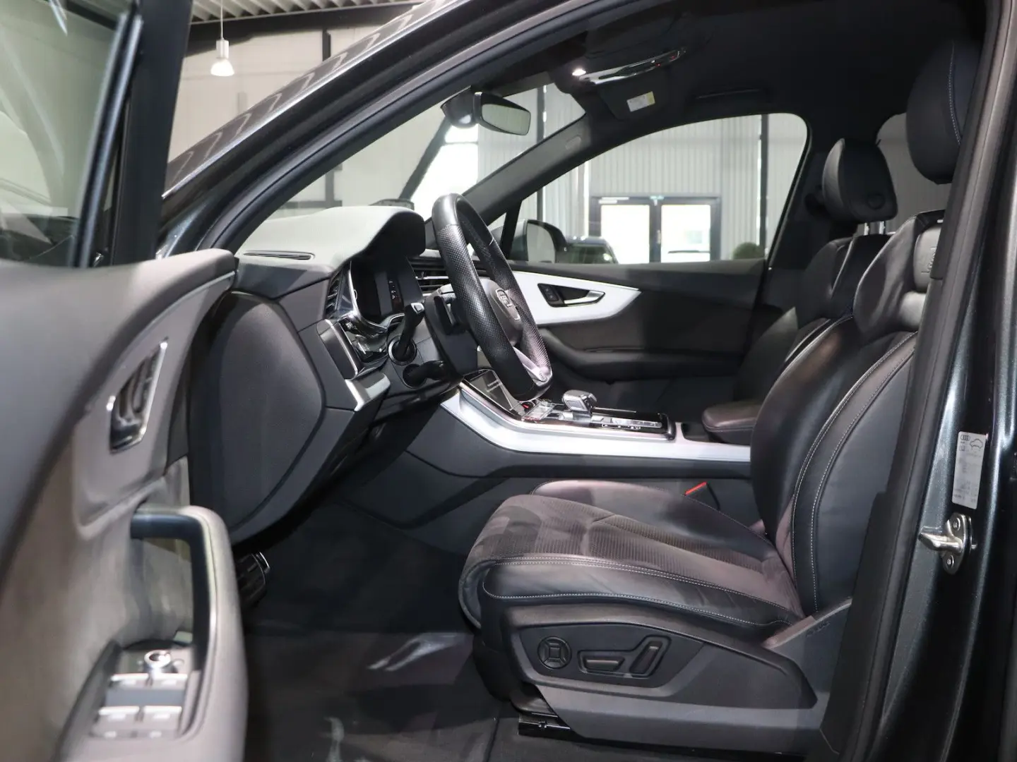 AUDI SQ7 4.0 TFSI Q BLACK / MATRIX-LED / LEASING