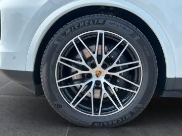 Cayenne E-Hybrid | Hinterachslenkung | Head-Up |