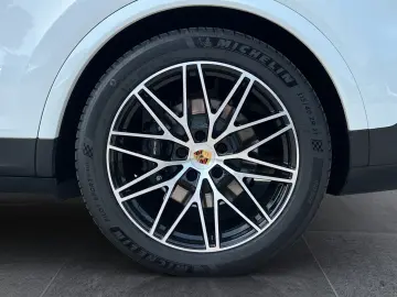 Cayenne E-Hybrid | Hinterachslenkung | Head-Up |