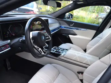750e xDrive | Fond TV | Sky Lounge | Vol