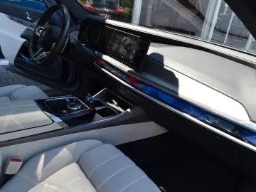 750e xDrive | Fond TV | Sky Lounge | Vol
