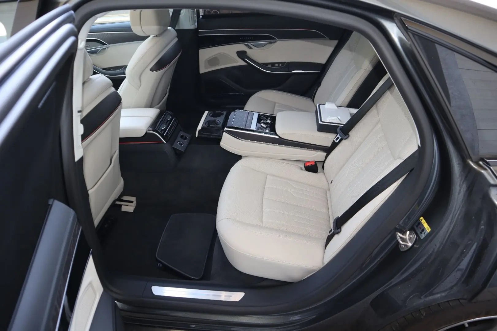 A8L 60 TFSIe lang S-LINE/BLACK-P./VOLLEDER BEIGE