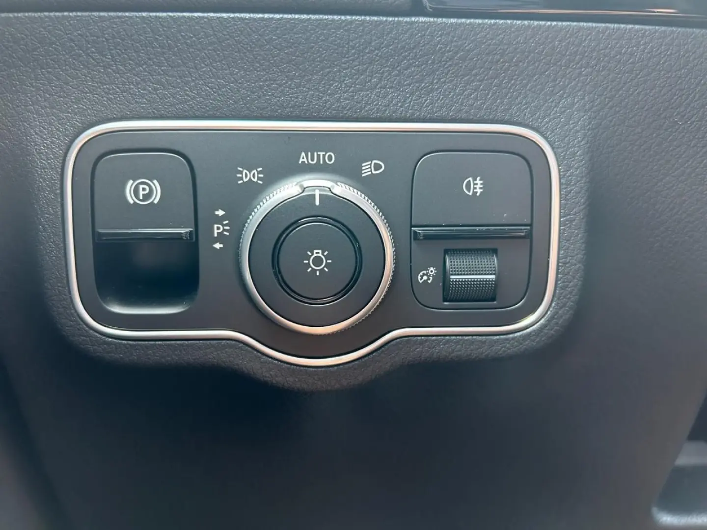 GLA 220 4M PROGRESSIVE+AHK+MULTIBEAM+LENKRADHEIZ