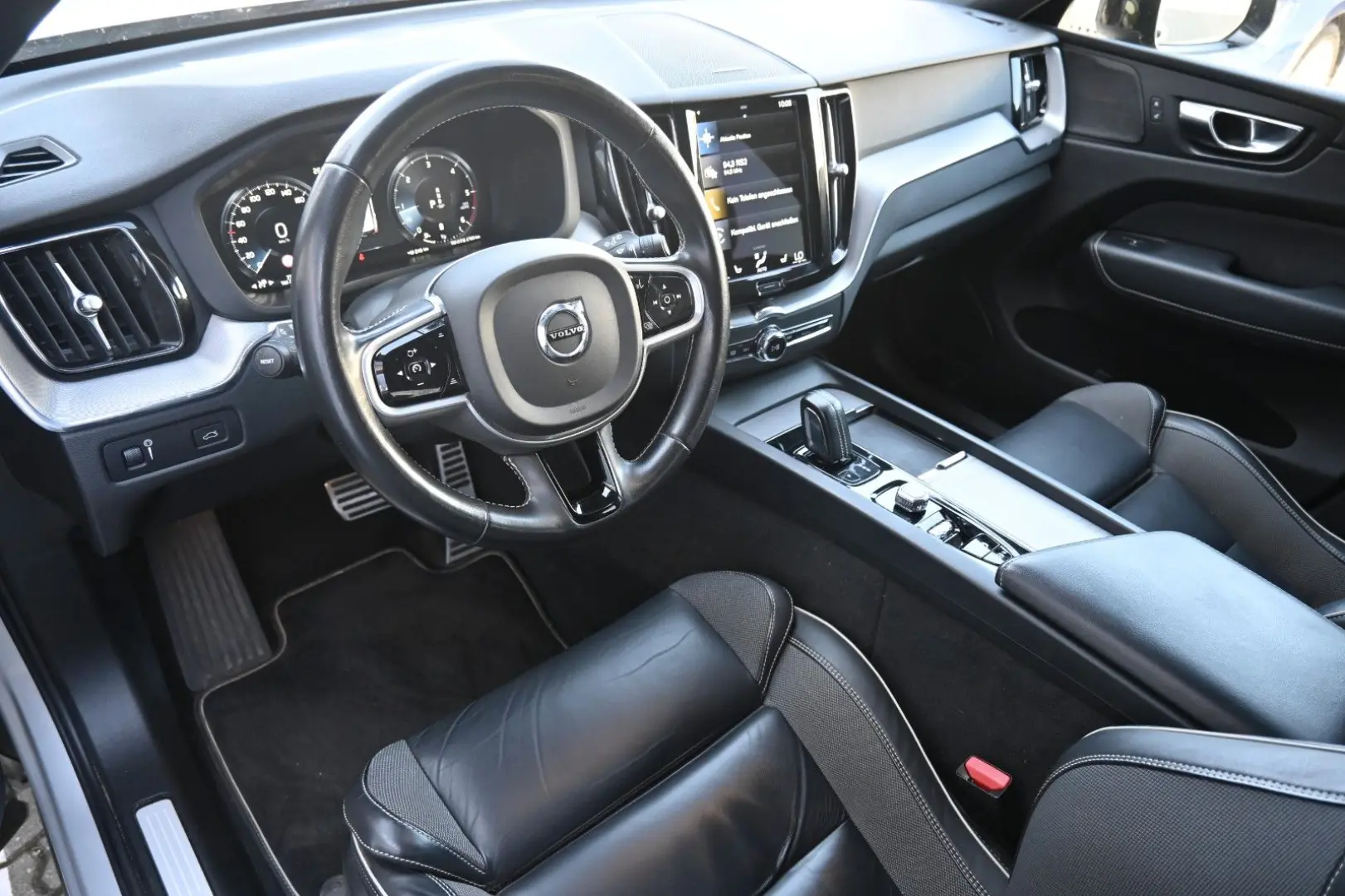 XC60 B4 D AWD R-Design*Qi*RFK*STDHZG*ACC*AHK