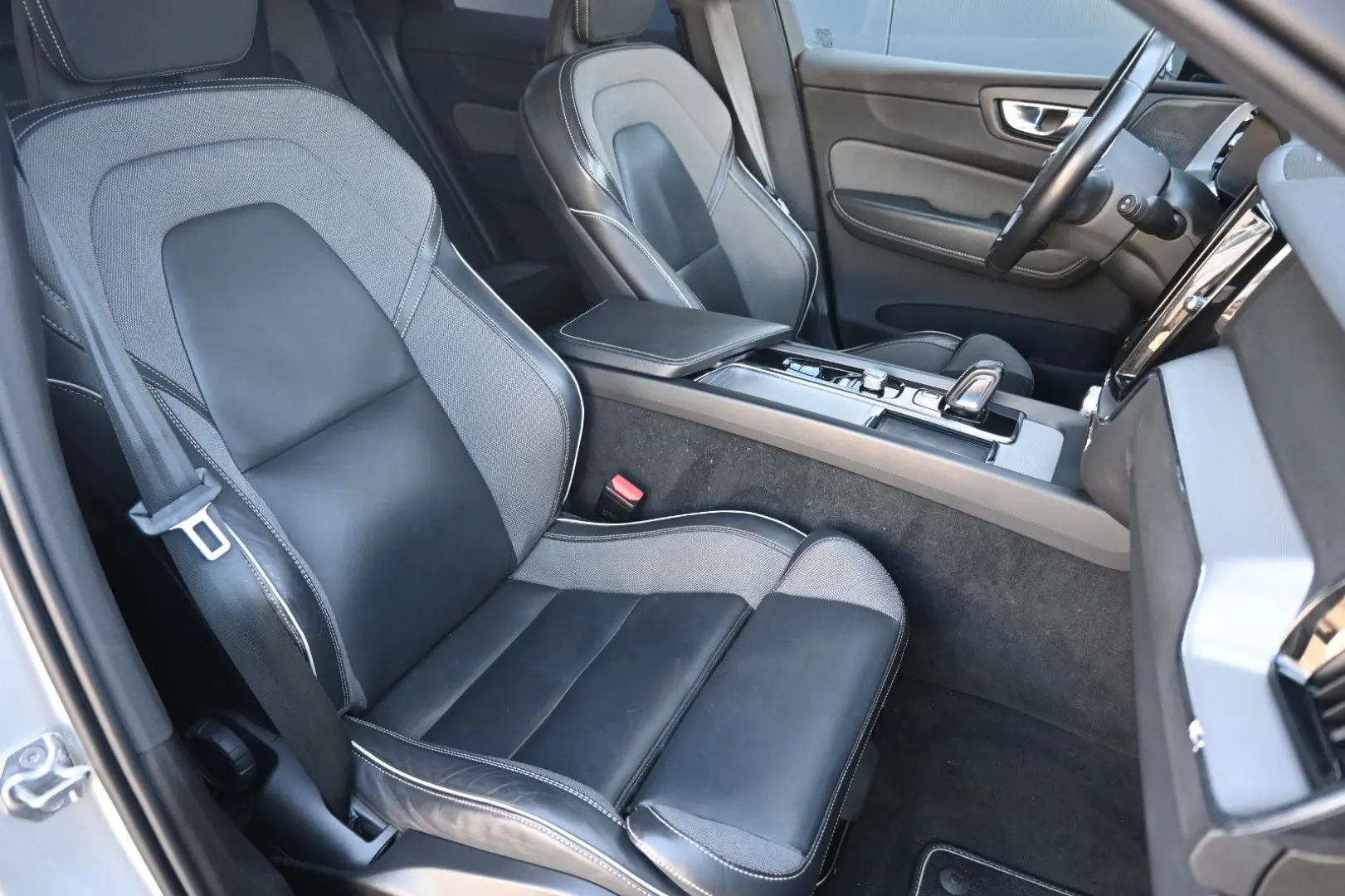 XC60 B4 D AWD R-Design*Qi*RFK*STDHZG*ACC*AHK