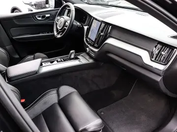 XC60 R Design 2WD B4 Diesel EU6d HUD El. Panodac