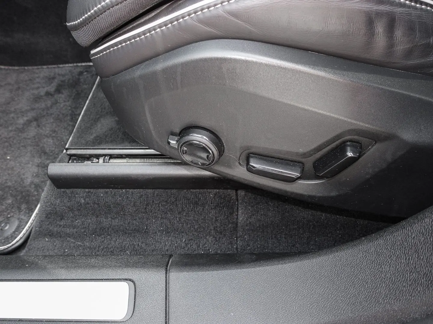 VOLVO XC60 R Design AWD B5 Benzin LEASING