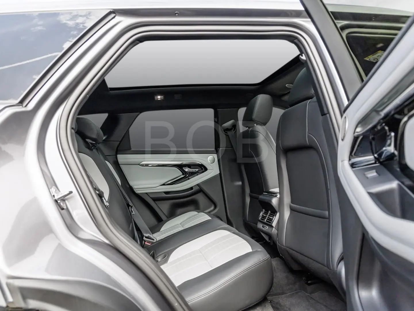 Range Rover Evoque P300e R-Dynamic HSE Pano LED