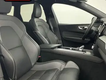 XC60 B4 AWD PLUS DARK PANO+AHK+MEMORY+H&K+LED+