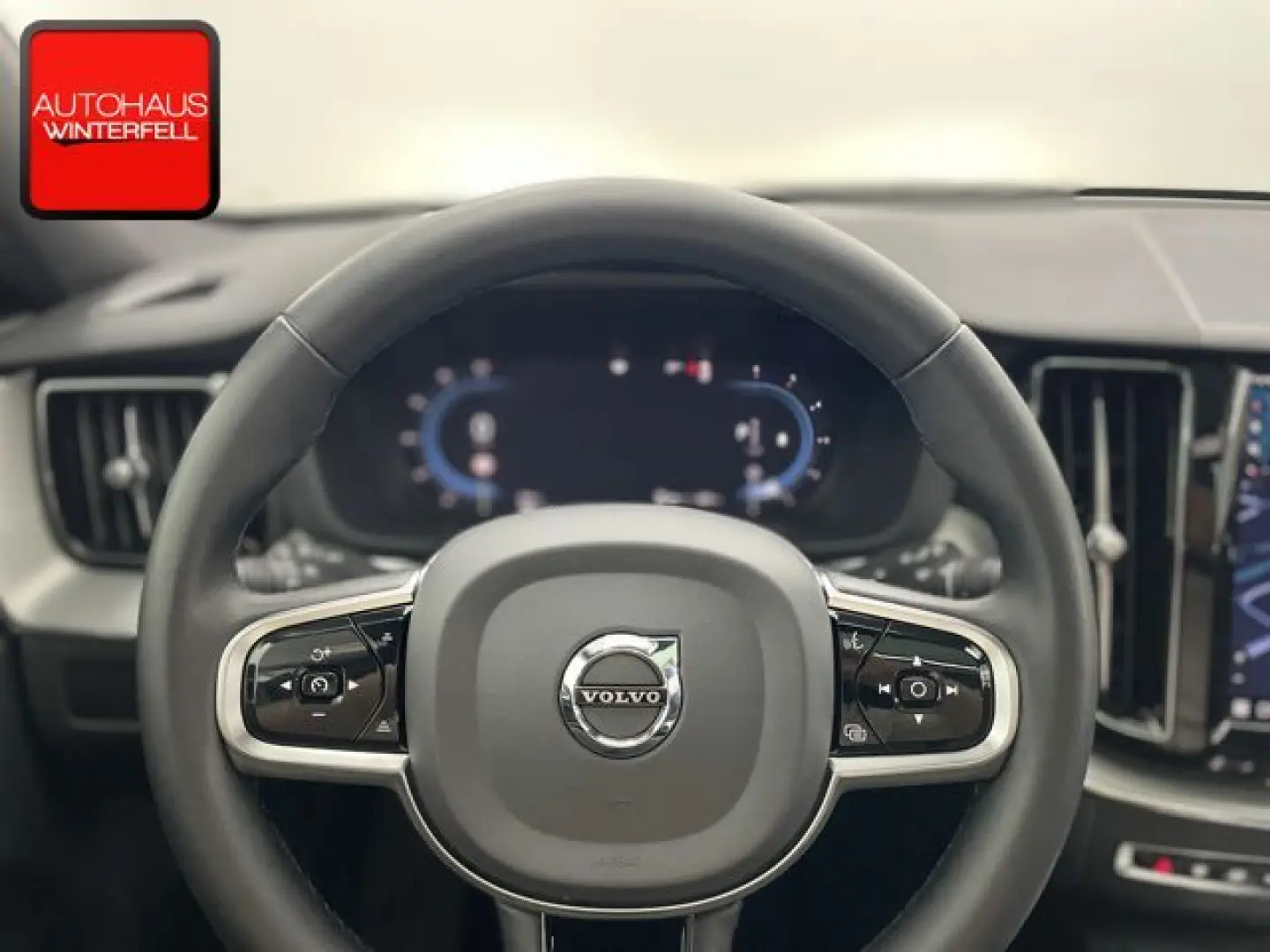 XC60 B4 AWD PLUS DARK PANO+AHK+MEMORY+H&K+LED+