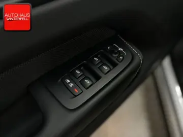 XC60 B4 AWD PLUS DARK PANO+AHK+MEMORY+H&K+LED+