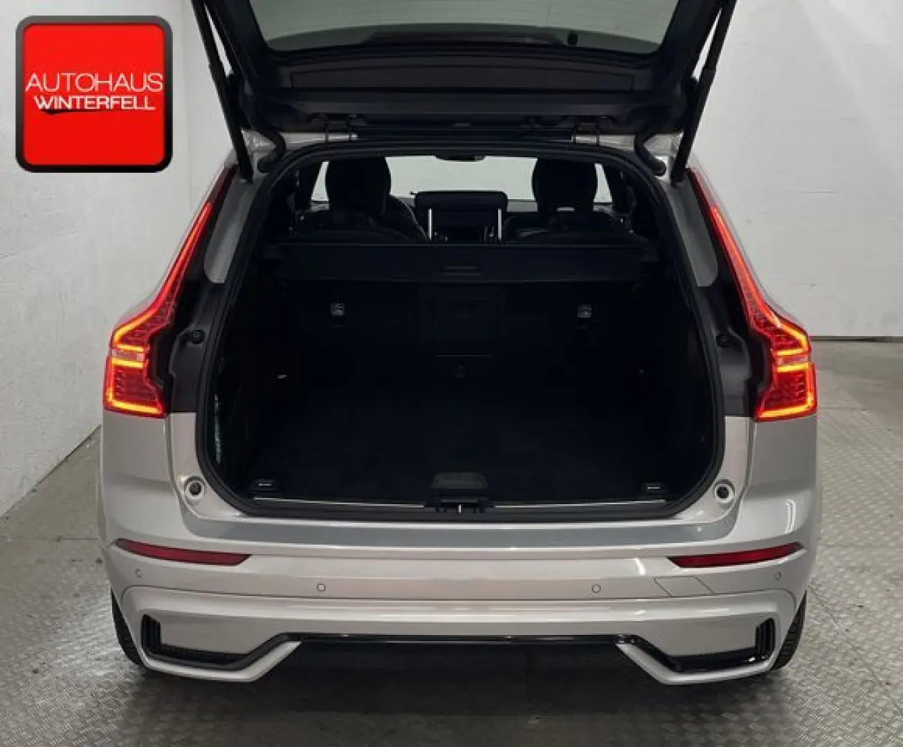 XC60 B4 AWD PLUS DARK PANO+AHK+MEMORY+H&K+LED+