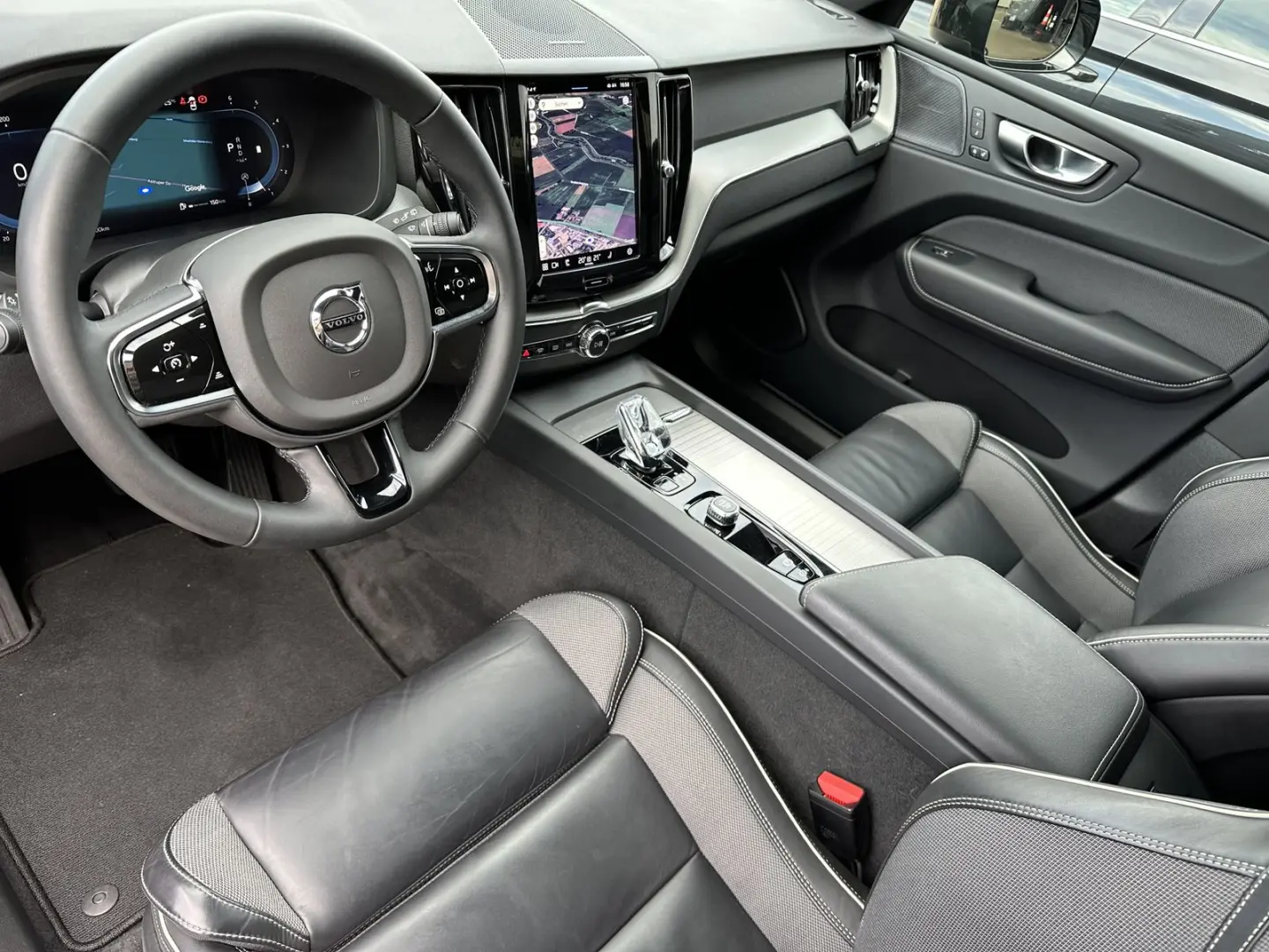XC60 B4 D AWD Plus Dark NAV+LED+PANORAMA+AHK+H&K