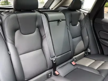 XC60 B4 Diesel AWD Plus Dark Aut. Navi*PDC*LED