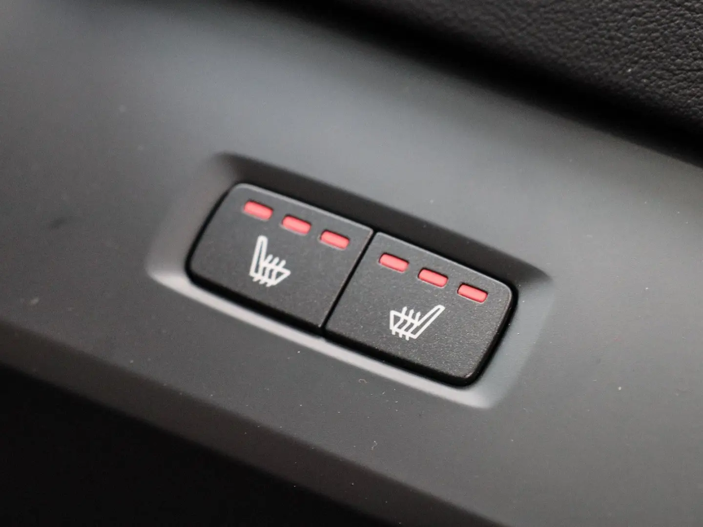 XC60 B4 Diesel AWD Plus Dark Aut. Navi*PDC*LED