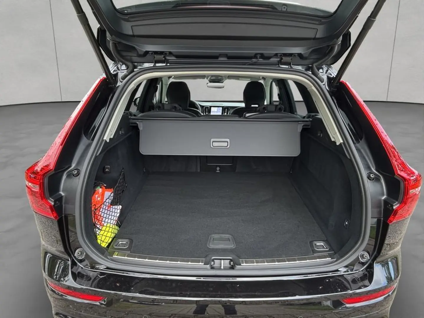 XC60 B4 D AWD Plus Dark LED, Navi