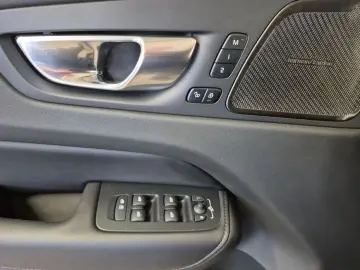 XC60 B4 D AWD Plus Dark Stdhzg * Sound