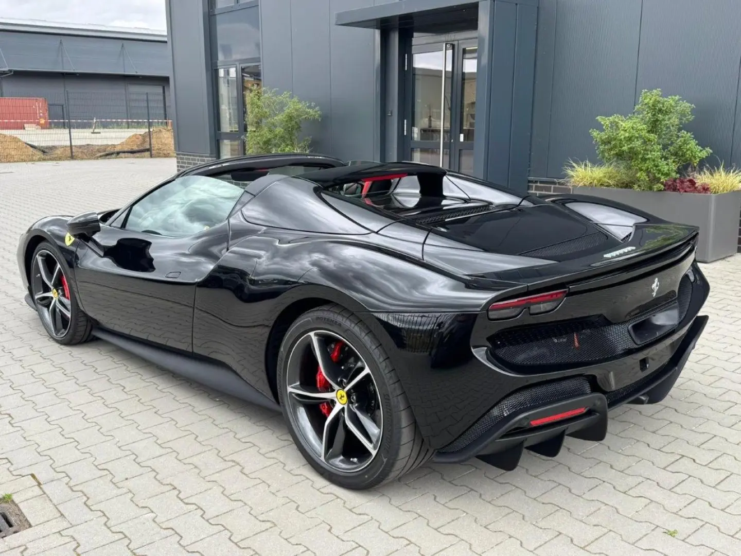 FERRARI 296 GTS CARBON BLACK/RED 2025