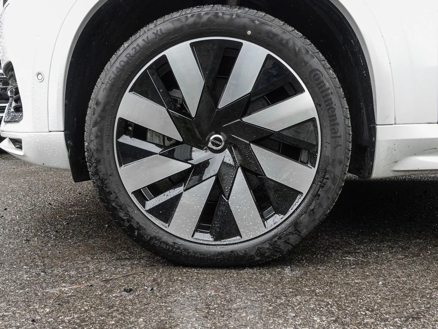 XC90 Plus Bright Recharge Plug-In Hybrid AWD T8 