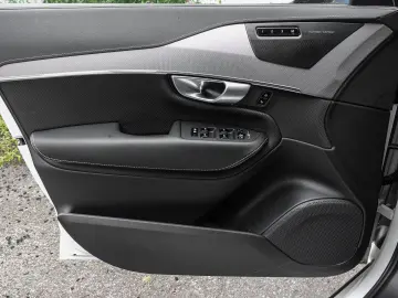 XC90 Plus Bright Recharge Plug-In Hybrid AWD T8 