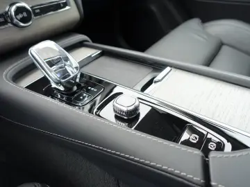 XC90 Recharge Plus T8 AWD/Pano/360°/FourC/Pano