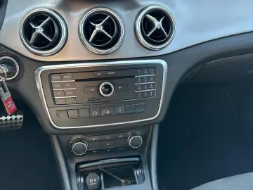 Mercedes-Benz 220