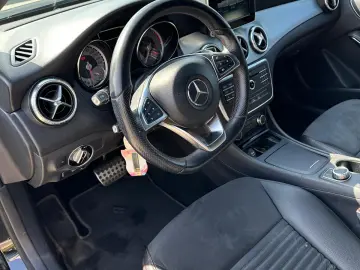 Mercedes-Benz 220