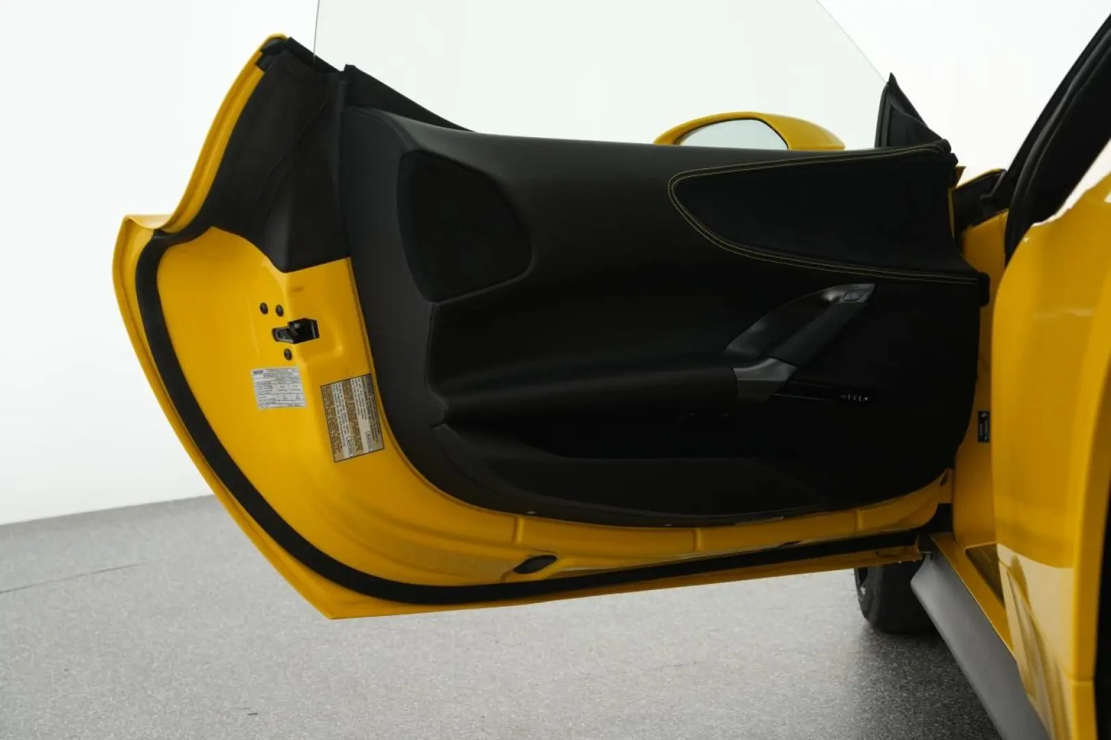 SF90 Spider CARBON GIALLO MODENA