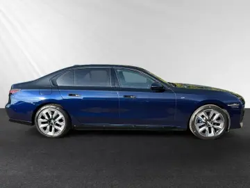 750e xDrive M Sport|TV-Fond-Entertainment