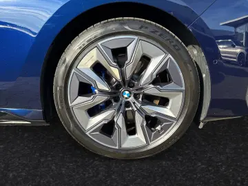750e xDrive M Sport|TV-Fond-Entertainment
