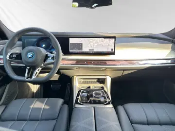 750e xDrive M Sport|TV-Fond-Entertainment