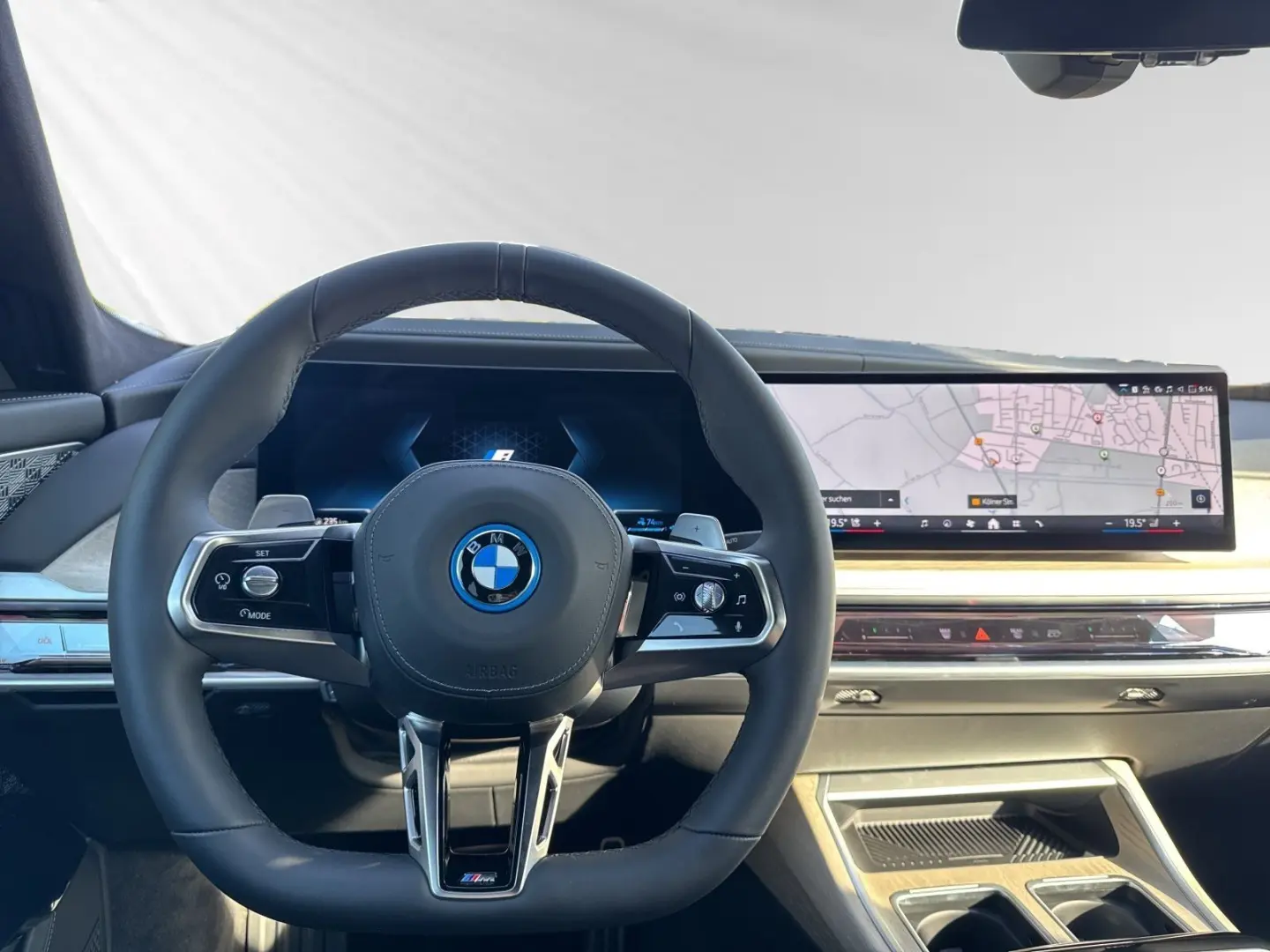 750e xDrive M Sport|TV-Fond-Entertainment