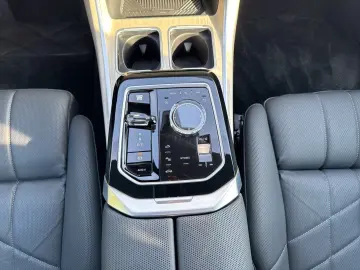 750e xDrive M Sport|TV-Fond-Entertainment